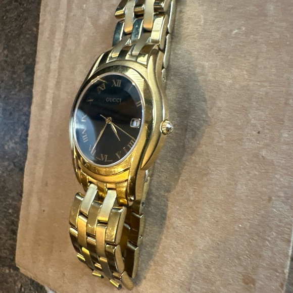 Gucci Gold and Black Luxury Watch with Date Window - Picture 2 of 7